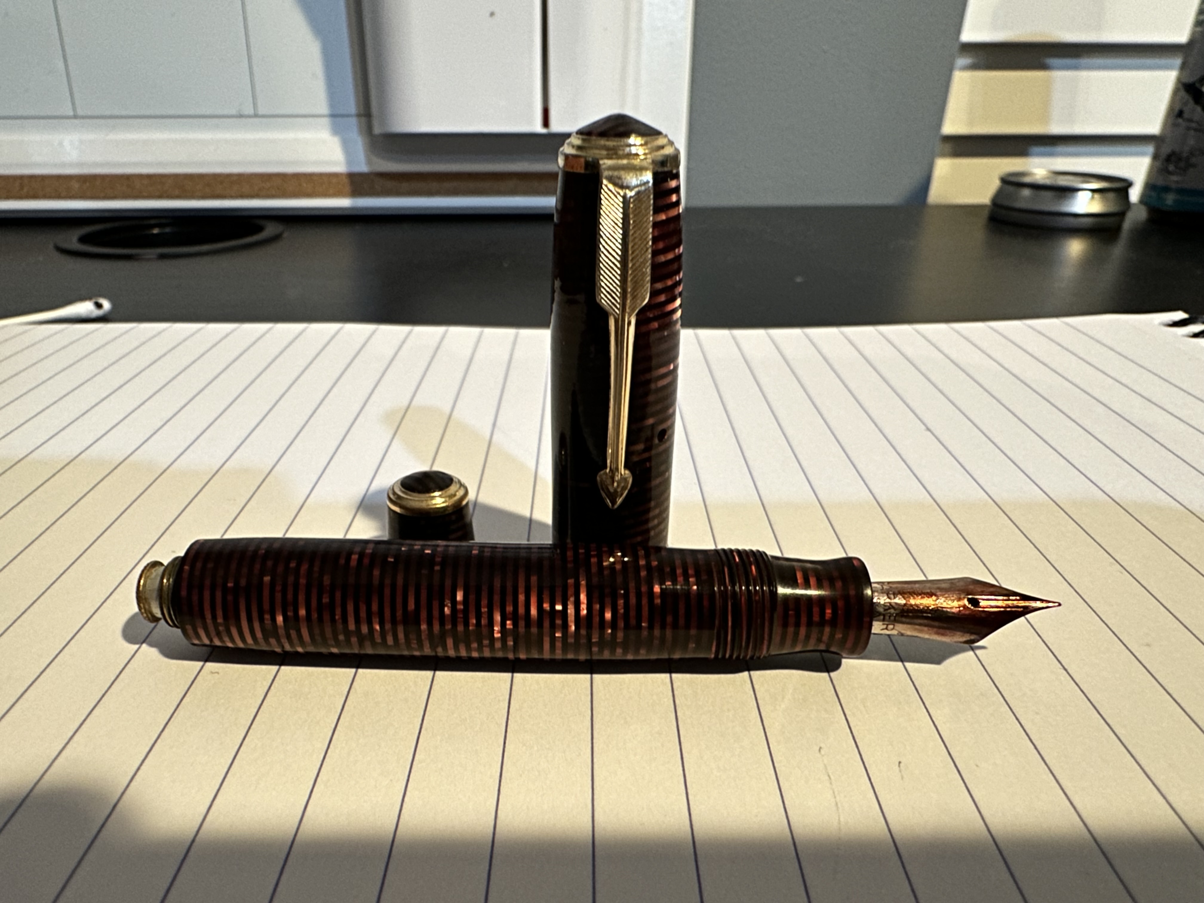 Pens and Pencils: : Parker: Parker Vacumatic Burgundy Pearl